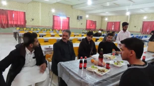 بازدید سرپرست دانشگاه ملی مهارت از سلف سرویس آموزشکده شهید باهنر زاهدان و گفت‌وگو با دانشجویان 5